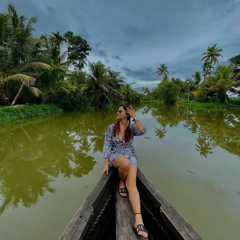 Kerala Poses For Women, Honnavar Boating Photoshoot, Allepey Photography, Kerala Photography Poses, Kerala Vacation Outfits Women, Wayanad Photography Poses, Kayaking Photoshoot, Kerala Travel Outfit, Kerala Trip Outfits Women