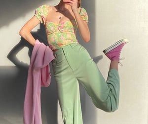 Green Jeans Outfit, Trendy Outfits 2020, Green Pants Outfit, Jeans Rosa, Soft Things, Summer Fashion For Teens, Summer Outfits Women Over 40, Summer Outfits For Moms