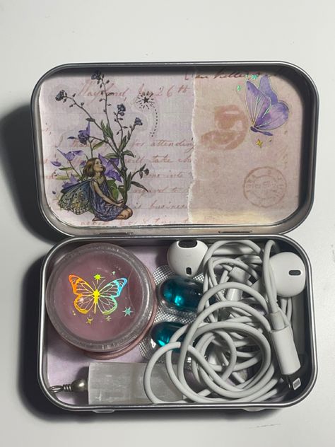 Butterfly Violet, Wallet Inspiration, Mint Tin Crafts, Fairy Diy, Creative School Project Ideas, Magic Crystal, Magic Wallet, Altoids Tins, Wallet Craft