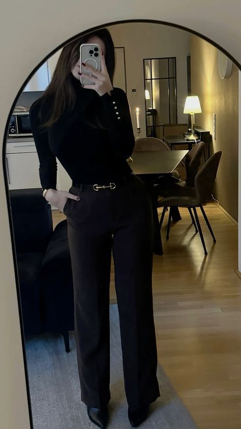 All Black Interview Outfit, Fbi Outfits For Women, Law Firm Outfits Women, Elegant Outfit Classy Chic, Luxury Outfits Women, Outfit Formal Mujer, Celebrity Clothing, Lawyer Outfits, Heels Office