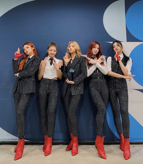 ITZY (@ITZYofficial) / Twitter Itzy Yeji, A Present, No Limit, Kpop Fashion Outfits, Stage Outfits, Kpop Fashion, Kpop Girl Groups, Instagram Update, In The Morning