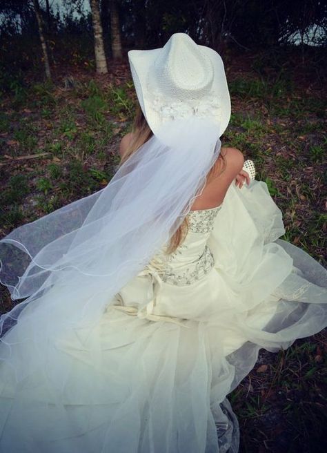 Cowboy Hat Veil, Western Bride Hat, Bridal Cowgirl, Cowgirl Wedding Dress, Planing Ideas, Country Style Wedding Dresses, Cowgirl Boots Wedding, Western Weddings, Cowgirl Bride