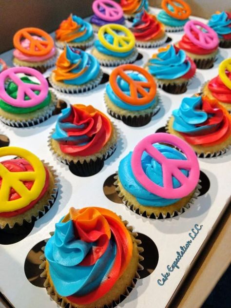 70s Party Desserts, 70s Cupcakes, Groovy Cupcakes Ideas, Hippie Cupcakes, Cupcake Icing Designs, Bday Cupcakes, 70s Birthday, Icing Designs, 70's Party