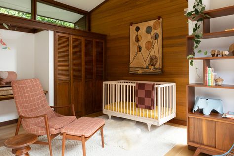 This Mid-Century Modern Seattle Home Makes You Feel Like You’re in a Treehouse Mid Century Modern Baby Nursery, Mid Century Modern Kids Room, Nursery Mid Century Modern, Mid Century Baby, Mid Century Modern Nursery, Mid Century Nursery, Cedar Walls, Mid Century Wallpaper, Seattle Homes