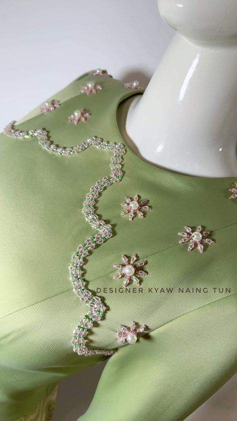 Beadwork Embroidery Tutorial, Hand Work Design, Traditional Blouse Designs, Hand Beaded Embroidery, Diy Bead Embroidery, Diy Embroidery Designs, Bead Embroidery Tutorial, Couture Embroidery, Diy Embroidery Patterns