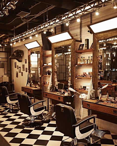 Unique Barbershop Ideas, Barbershop Mirror Ideas, Traditional Barber Shop, Vintage Barbershop Aesthetic, Old School Barbershop, Vintage Barber Shop Aesthetic, Barbershop Lighting Ideas, Barber Shop Lighting, Vintage Barbershop Decor