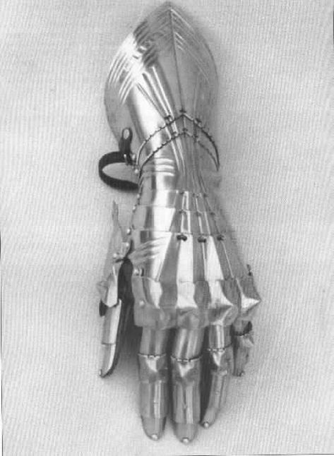 Cool Gauntlet Designs, Guantlet Designs, Arm Gauntlet Design, Gauntlet Reference, Gauntlet Drawing, Claw Gauntlet, Gauntlet Tattoo, Gauntlet Design, Gauntlet Armor