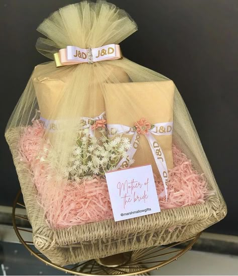 Mother’s cloths wrapped in a peach and light brown theme in a cane basket. Wedding Wrapping Ideas, Baat Pakki Ideas, Dowry Decoration, Fruit Flower Basket, Traditional African Wedding, Wedding Hampers, Hampers Idea, Baat Pakki, Hampers Ideas