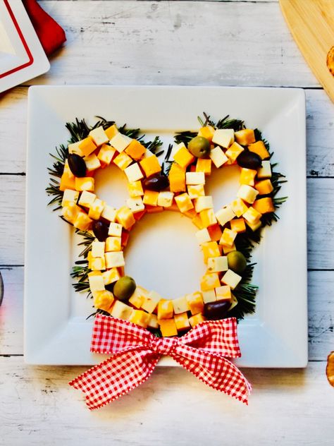 Cheese Wreath, Crowd Pleasing Appetizers, Mickey Birthday, Disney Films, Pixie Dust, Cute Food, Charcuterie Board, Tis The Season, Easy Recipe