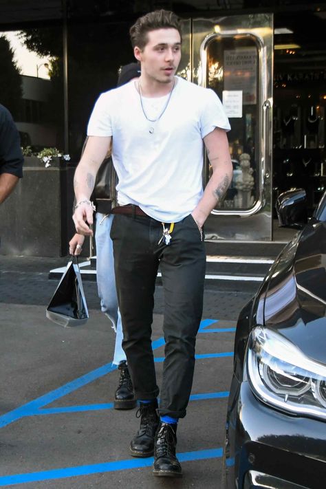 Brooklyn Beckham Street Style, Mens 1461 Dr Martens Outfit, Mens Punk Fashion Grunge, Brooklyn Mens Street Style, Brooklyn Beckham Outfits, Mens Dr Martens Outfit, Brooklyn Beckham Style, Mens Rocker Style, Alt Mens Fashion