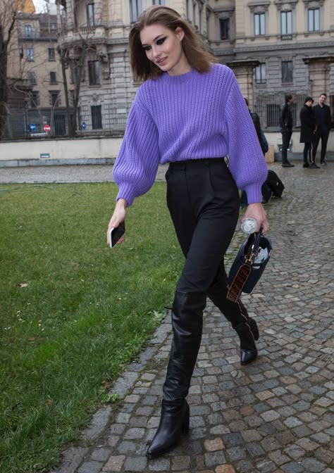 Violet Sweater Outfit, Outfit Lilla, Very Peri Outfit, Turtleneck Outfit Winter, Purple Sweater Outfit, Classic Chic Outfits, Bright Sweater, Winter Sweater Outfits, No One Is Perfect