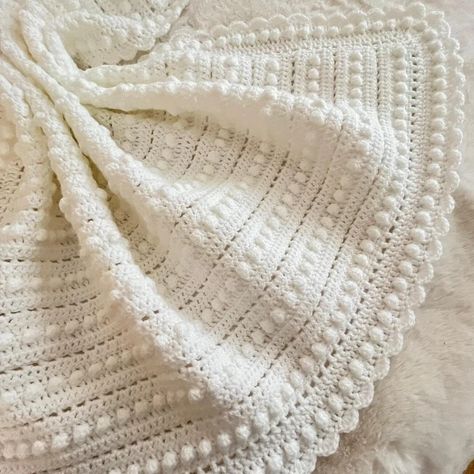 10 Easy crochet baby blanket gifts that are sentimental Motifs Afghans, White Baby Blanket, Crochet Baby Blanket Pattern, Throw Blanket Pattern, Baby Blanket Gift, Handmade Baby Shower Gift, Easy Crochet Baby Blanket, Baby Pattern, Easy Crochet Baby