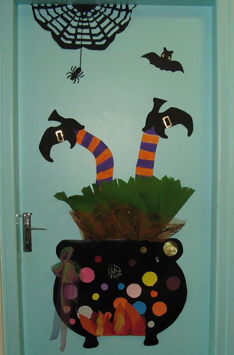 Halloween Creche, Deco Porte Halloween, Puertas Halloween, Porta Halloween, Halloween Classroom Door, Halloween Classroom Decorations, Halloween Themed Birthday Party, Bricolage Halloween, Halloween Art Projects