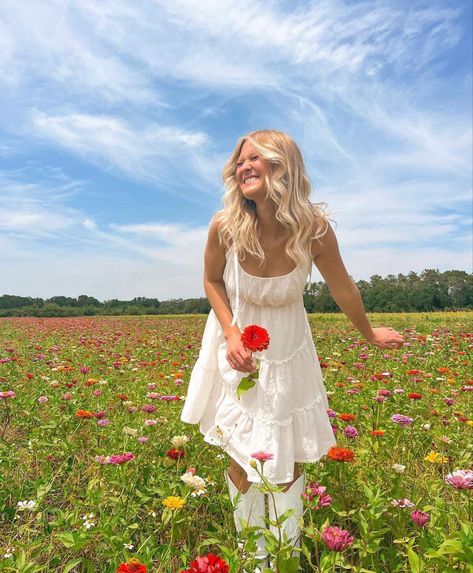 Tulip Field Photoshoot, Spring Poses, Floral Photoshoot, Spring Senior Pictures, Tulips Images, Cute Senior Pictures, Field Photoshoot, Spring Photoshoot, Flower Photoshoot