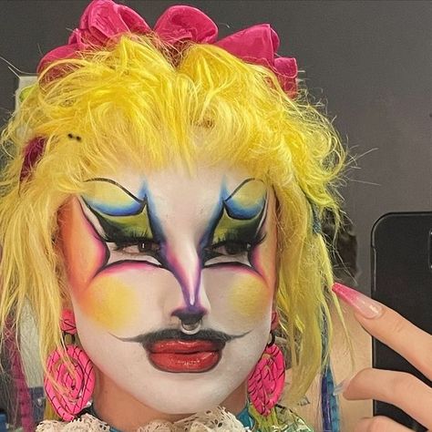 the blurred line between clown and drag makeup is beautiful Drag Clown Makeup, Clown Drag Makeup, Clown Drag, Horror Drag, Alternative Drag, Clowncore Makeup, Drag King Makeup, Drag Ideas, Funky Makeup