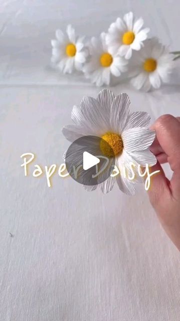 Daisy Diy Crafts, How To Make Daisy Flower, Paper Daisy Flowers Diy, Diy Daisies, Diy Daisy Flower, Daisy Paper Flowers, Paper Daisy Flower, Bride Basket, Daisy Crafts