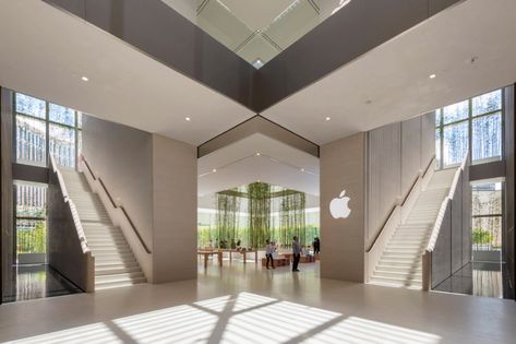 Foster + Partners builds Apple Store in Macau with translucent stone walls Apple Store Interior, Apple Concept, Apple Store Design, Concept Interior Design, Apple Park, Store Interior Design, Stone Stairs, Foster Partners, Apple Technology