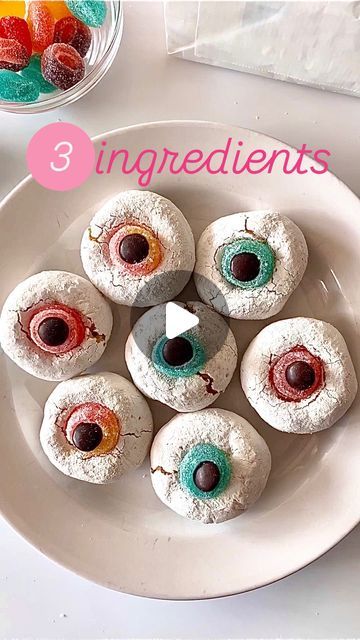 Donuts Chocolate, Halloween Donuts, Halloween Party Food, Perfect Halloween Party, Powdered Donuts, Halloween Science, Halloween Food For Party, Halloween Recipes, 3 Ingredient