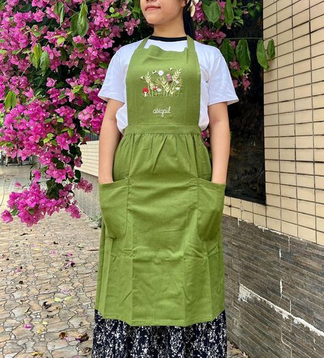 Whether you’re treating yourself or surprising a loved one, this apron is a delightful addition to any gardener’s or mom’s collection. 🌿🌸 🌿 buy now on stitcheryzone.com #embroideredapron #giftformum #handmadepron #flowersapron Bee Apron, Apron Gardening, Apron Women, Embroidered Text, Flowers Daisy, Clothes Embroidery Diy, Embroidered Apron, Apron Kitchen, Hand Embroidered Flowers