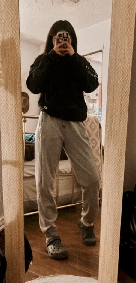 Sweatpants Outfit With Crocs, Grey Crocs Outfit, Black Crocs Outfit, White Crocs Outfit, Outfits With Grey Sweatpants, Grey Crocs, Sweats Outfits, Cozy Ootd, Gray Sweatpants Outfit