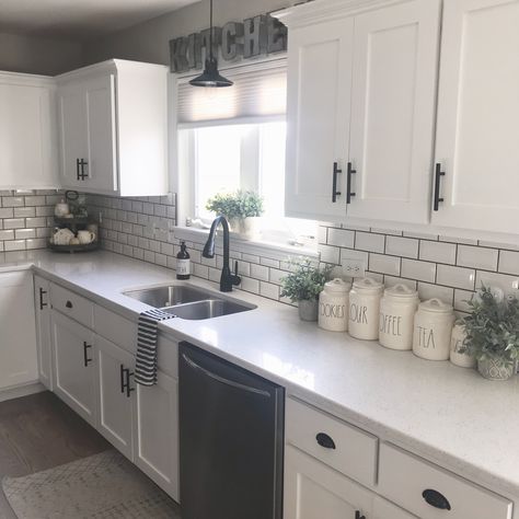 Small Kitchen Ideas Backsplash, Kitchen Remodel Small With Island, Cabinet Color For White Countertop, Kitchen Makeover Ideas Farmhouse, Single Wide Trailer Kitchen Ideas, White Kitchen Counter Decor, Kitchen Cabinets Farmhouse Style, Easy Bathroom Ideas, White And Gray Kitchen