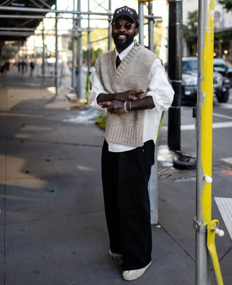 Sweater Vest Outfit Winter Men, How To Style A Sweater Vest Men, Black Knit Vest Outfit, Sweater Vest Outfit Mens Aesthetic, Sweater Vest Outfit Mens Streetwear, Vest Outfits Men Streetwear, Sweater Vest Outfit Mens, Outfits With Scarf, V-neck Sweater Vest For Winter Streetwear