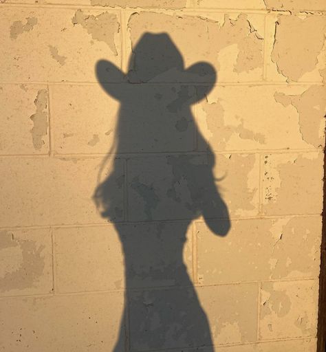 Cowgirl Shadow Aesthetic, Brown Cowboy Hat Aesthetic, Cowgirl Profile Picture, Texas Aesthetic Girl, Cowboy Profile Picture, Cowgirl Asethic Pictures, Rancheras Aesthetic, West Texas Aesthetic, Jaripeo Aesthetic