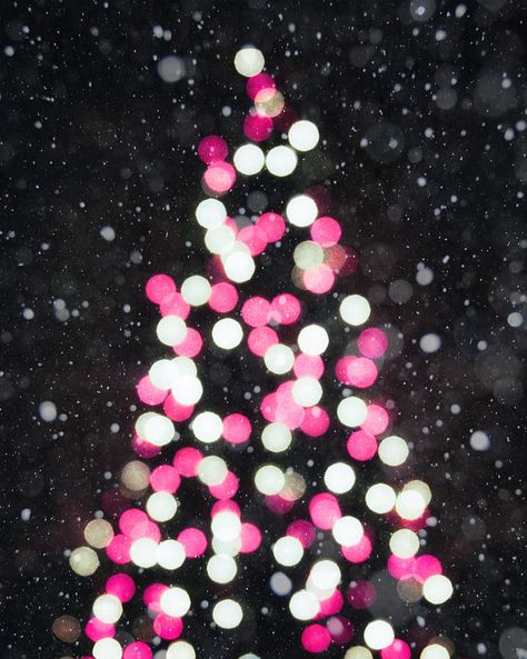 Black Christmas Wallpaper, Holiday Phone Background, Dark Academia Christmas, Academia Christmas, Christmas Decor Pink, Bokeh Images, Keyboard Background, Photography Surreal, The Birth Of Jesus Christ