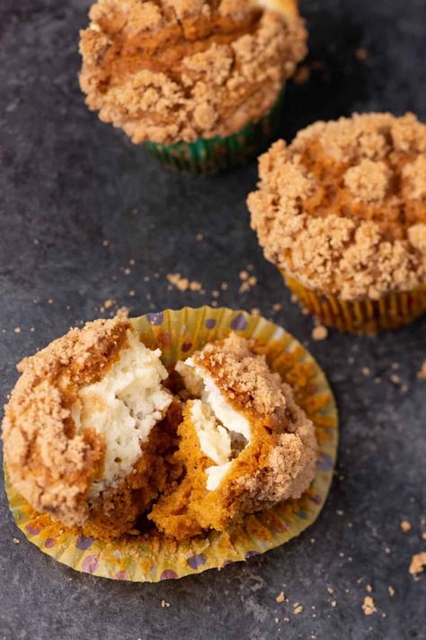 Pumpkin Cream Cheese Muffins with Streusel - Easy Southern Desserts Pumpkin Layer Cake, Moist Pumpkin Muffins, Pumpkin Streusel Muffins, Soft Pumpkin Cookies, Cheesecake Muffins, Chocolate Peppermint Cookies, Pumpkin Cream Cheese Muffins, Pumpkin Cream Cheese, Pumpkin Spice Muffins