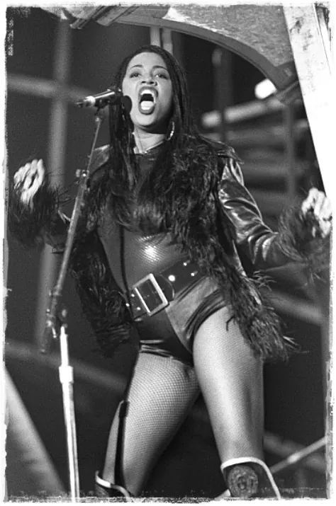 Tina Turner Performing, Tina Turner Simply The Best, Private Dancer Tina Turner, Tina Turner Proud Mary, Female Lead Singer Rock Bands, Chaka Khan, Lisa Fischer, Luther Vandross, Tina Turner