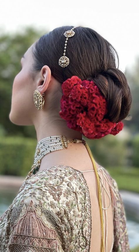 Curly Hairstyles Indian, Hairstyles For Engagement, Hairstyles Indian Wedding, Engagement Hairstyle, Lehenga Look, Floral Bun, Engagement Hairstyles, Short Curly Hairstyles, Bridal Bun