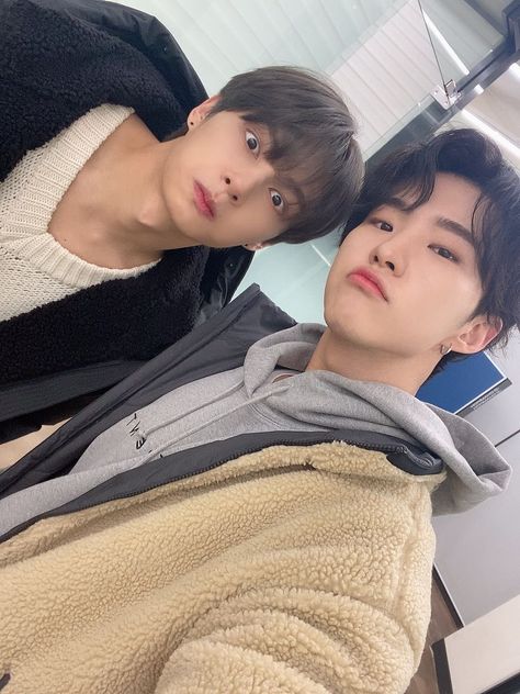 Weverse update #seventeen #세븐틴 #carat #twitter #pledis17 #weverse Seventeen Weverse, Txt Enhypen, Futurisme Retro, Kpop Bias, Choi Hansol, Won Woo, Wen Junhui, Wallpaper Kpop, Seventeen Jun