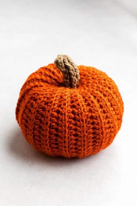 7 Free Plush Pumpkin Patterns for... | Top Crochet Patterns How To Start Crochet, Crocheted Pumpkins, Crochet Pour Halloween, Thanksgiving Crochet, Pumpkin Crochet, Crochet Unique, Fall Crochet Patterns, Confection Au Crochet, Halloween Crochet Patterns