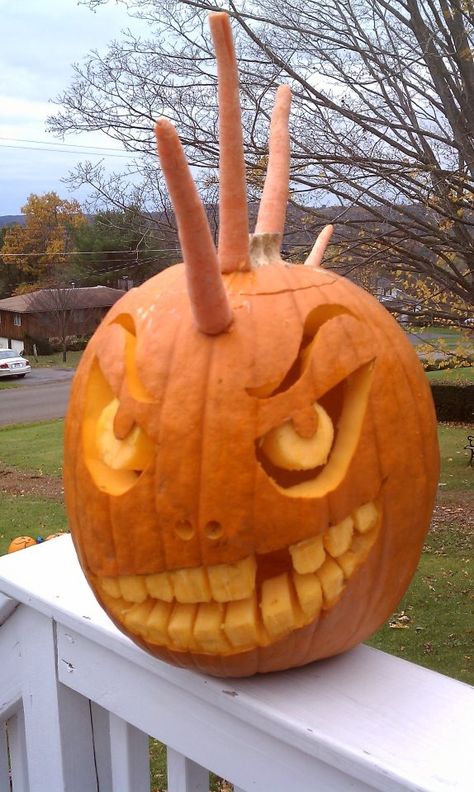 Punk-in pumpkin. Carved for Halloween 2011. The mohawk is made of old carrots Halloween Hacks Diy, Funny Pumpkin Carvings, Cute Pumpkin Carving, Pumkin Carving, Halloween Pumpkin Carving Stencils, Creative Pumpkin Carving, Pumpkin Contest, Pumpkin Carving Designs, Pumpkin Carving Ideas