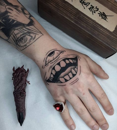 𝔊 𝔲 𝔰 𝔱 𝔞 𝔳 𝔬𝔐 𝔢 𝔡 𝔢 𝔦 𝔯 𝔬 𝔰 on Instagram: “Ryomen Sukuna possuindo o @xredorat Valeu mais uma vez mano.” Nerdy Tattoos, One Piece Tattoos, Creepy Tattoos, Arm Band Tattoo, Stylist Tattoos, Small Hand Tattoos, Hand Tattoos For Guys, Eye Tattoo, Hand Tattoo