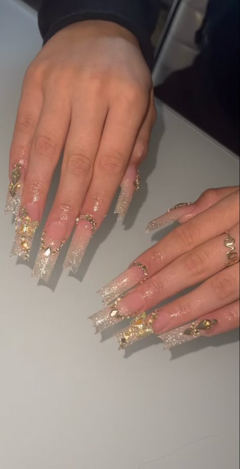 Quinceañera Nails Gold, Quinceanera Nails White And Gold, Latina Acrylic Nails Gold, Champagne Nails For Prom, Cute Rose Gold Quince Nails, Baddie Birthday Nails Gold, Ivory Gold Nails, Golden Quince Nails, White Snd Gold Acrylic Nails