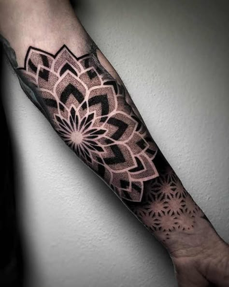 Tatuaggio Mandala: Significato, Idee e Immagini, Significato e Idee Mandala Tattoo Men, Dotwork Tattoo Mandala, Mandala Tattoo Sleeve, Geometric Sleeve Tattoo, Forearm Band Tattoos, Dragon Sleeve Tattoos, Dot Tattoos, Geometry Tattoo, Elbow Tattoos