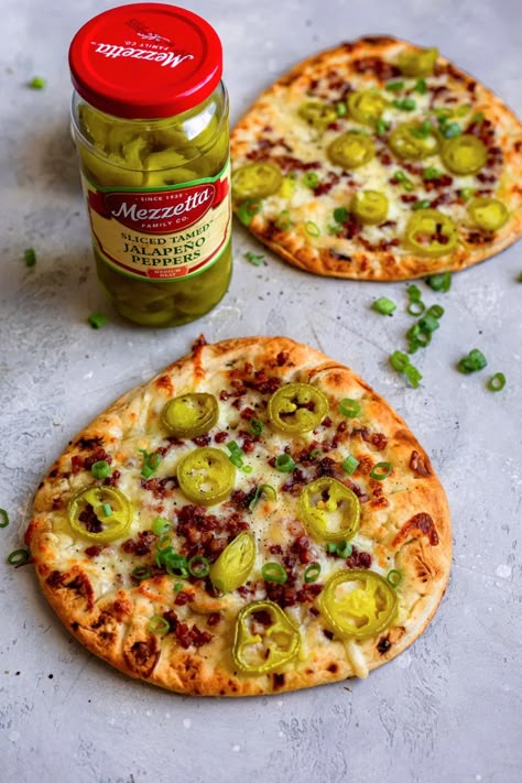 Jalapeño Popper Naan Flatbread - Dash of Mandi Naan Flatbread, Jalapeno Popper, Easy Lunch, Flatbread, Naan, My Favorite Things, I Love Food, Appetizer Snacks, Appetizer Recipes