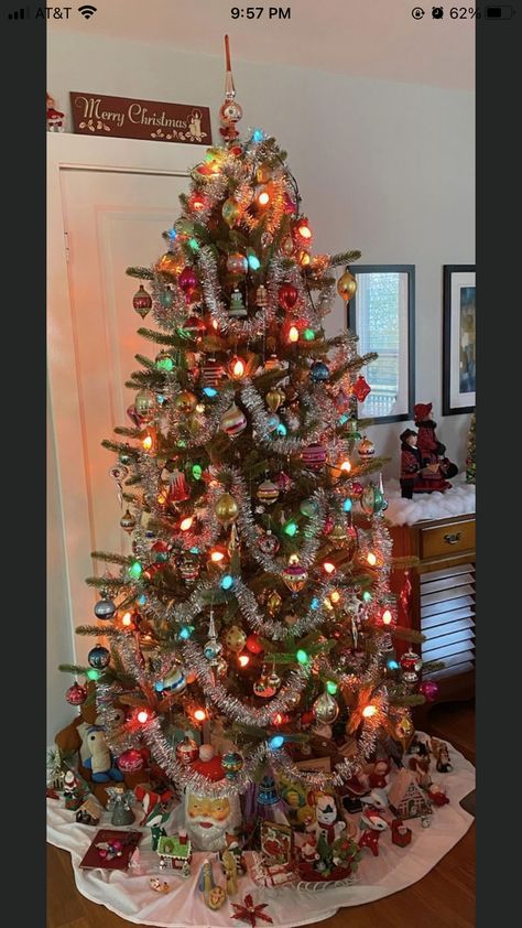 Christmas Tree Tensile Garland, Cheap Tree Decorating Ideas, Classic Christmas Tree Colored Lights, 1980 Christmas Tree, 90s Christmas Tree Aesthetic, Vintage Christmas Tree Ideas With Colored Lights, Vintage Christmas Tree Colored Lights, 90s Style Christmas Tree, Traditional Christmas Tree With Colored Lights