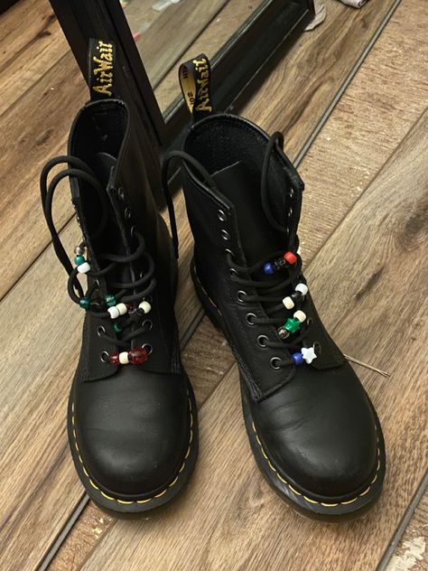 Doc Martens Beads, Beaded Doc Martens, Decorated Doc Martens, Doc Martens Laces Style, Swaggy Shoes, Red Converse Outfit, Epic Clothes, Boots Diy, Converse Outfit