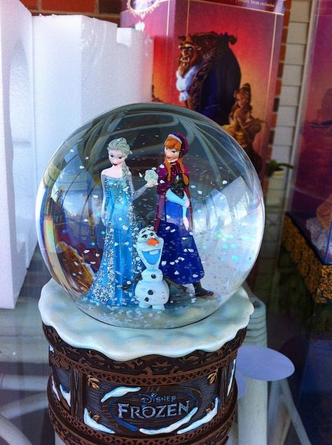 frozen snow globes | Frozen snow globe. | Flickr - Photo Sharing! Frozen Snow Globe, Frozen Musical, Disney Snowglobes, Holiday Snow Globe, Olaf's Frozen Adventure, Musical Snow Globes, Anna And Elsa, Frozen Anna, Water Globes