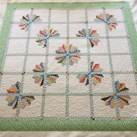 Esther’s Dresden Plates Quilt – Free Bird Quilting Designs Dresden Plate Tutorial, Dresden Plate Patterns, Dresden Plate Quilts, Patchwork Quilting Designs, Dresden Quilt, Dresden Plate Quilt, Quilted Table Runners Patterns, Scrap Quilt Patterns, Free Bird