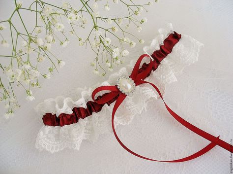 Red Wedding Garter, Thigh Choker, Rockstar Wedding, Ideas Bodas, Prom Garters, Red And White Weddings, Future Wedding Plans, Wedding Garter, Wedding Preparation