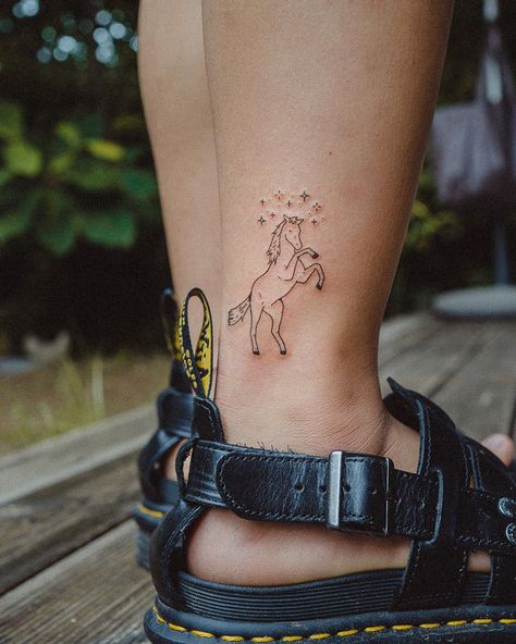 𝘽𝙤𝙣𝙜𝙠𝙚𝙚 on Instagram: “✨🐎✨ . . . #horsetattoo #simpletattoos #cutetattoos #lovettt #wheretheytatt #dsrupttt #tttism #blckink #inkedmag #inkspiration #ankletattoo…” Equestrian Tattoo Ideas, Equestrian Tattoo, Horse Stick, Stick N Poke, Horse Tattoo, Ankle Tattoo, Tattoo Style, Cute Tattoos, Simple Tattoos