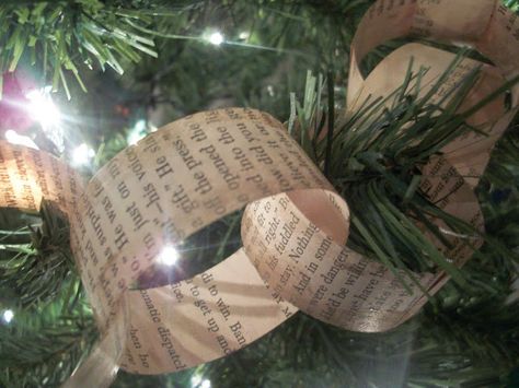 Book Page Garland, Recycled Newspaper, Harry Potter Christmas Tree, Bookshelf Ideas, Garland Ideas, Diy Christmas Garland, Book Tree, Book Page Crafts, Harry Potter Christmas