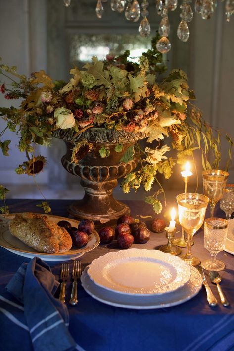 Natural autumn table - French country cottage Autumn Table Setting, Party Decorating Ideas, Neutral Holiday Decor, French Vintage Decor, Victorian Table, Fall Table Centerpieces, Blue Tablecloth, Fall Floral Arrangements, Fall Table Settings