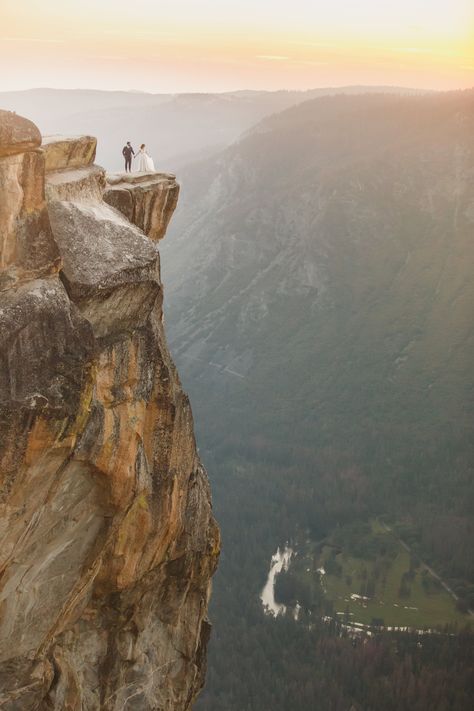 Epic wedding photo on a cliff at Taft Point in Yosemite National Park  #yosemite #yosemitenationalpark #taftpoint #destinationwedding #adventurewedding Suprise Proposal, Wedding Dress Grace Loves Lace, Destination Wedding Ireland, Reception Seating Chart, Philly Wedding, Yosemite Elopement, Yosemite Wedding, Adventurous Wedding, Romantic Photography