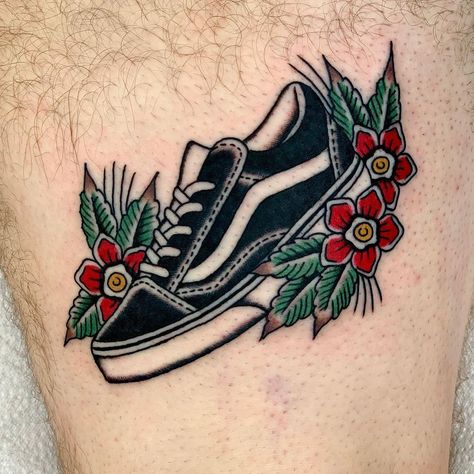 Traditional Tattoo Drawings, Bloom Tattoo, Africa Tattoos, Tattoo 2024, Shoe Tattoos, Garden Tattoos, Bestie Tattoo, Sick Tattoo, Traditional Tattoo Sleeve