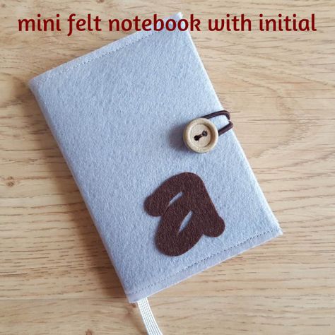 Keeping it Real: Mini felt notebook with initial Felt Book Cover, Holiday Crafts Halloween, Crafts Dollar Tree, Crafts Valentines, Felt Cover, Felt Gifts, Felt Book, Crafts Holiday, Mini Notebooks