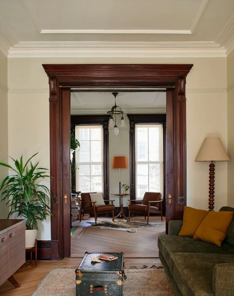 Vintage Brownstone Interior, Brownstone Window Treatments, New York Brownstone Interior Bedroom, Historic Home Living Room, New York Brownstone Interior Living Room, Sophisticated House Interiors, Victorian Front Room, Small Apartment Renovations, Vintage Furniture Aesthetic